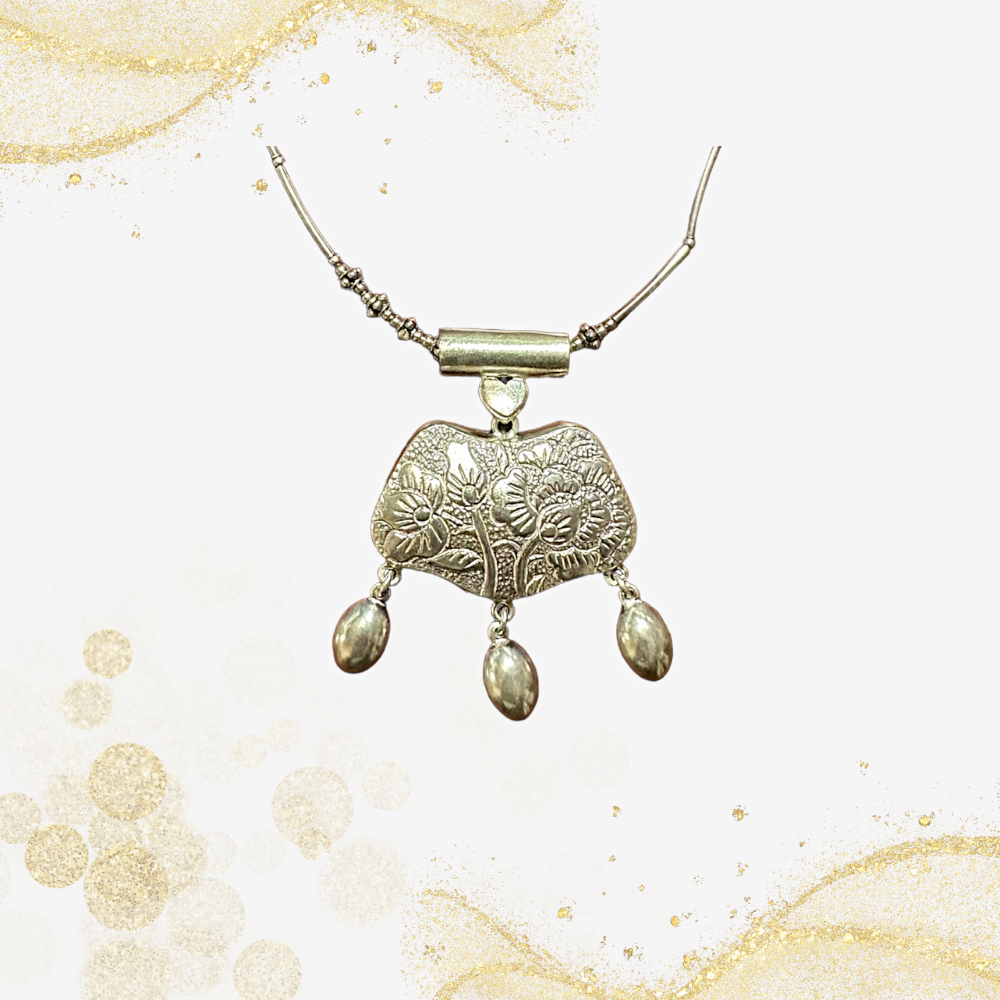 纯银莲花项链
999 Silver Lotus Flower Necklace